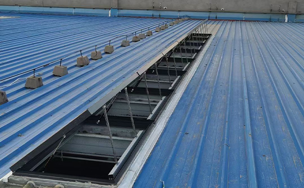 某城市大型商业综合体中庭北屯排烟窗工程